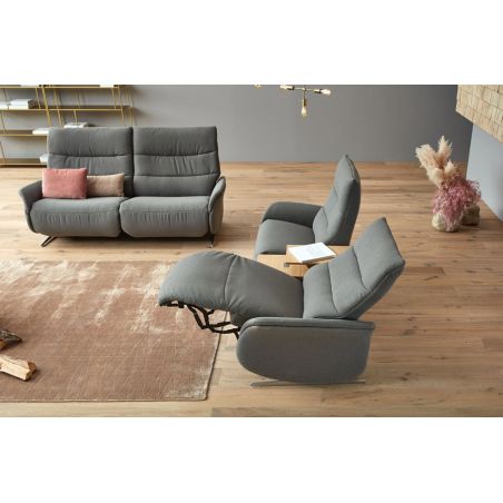 Canapé 2 places 198 cm en tissu CUMULY COMFORT 4051 avec 2 relax électriques et table intermédiaire de la marque HIMOLLA