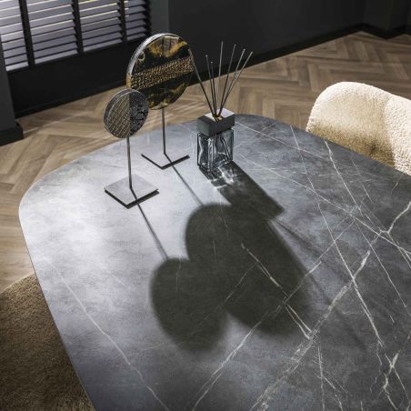 Table ovale 215 cm HERMAN en décor céramique avec pied central en métal