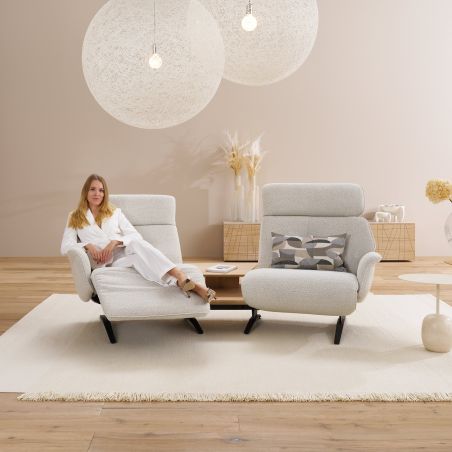 Canapé trapèze 2 places 231 cm Lounger 4362 en tissu avec 2 relax électriques et table intermédiaire de la marque HIMOLL